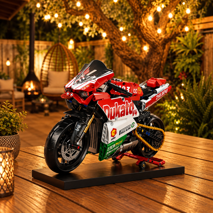Ducati V4 em blocos exposta em varanda iluminada por luzes quentes
