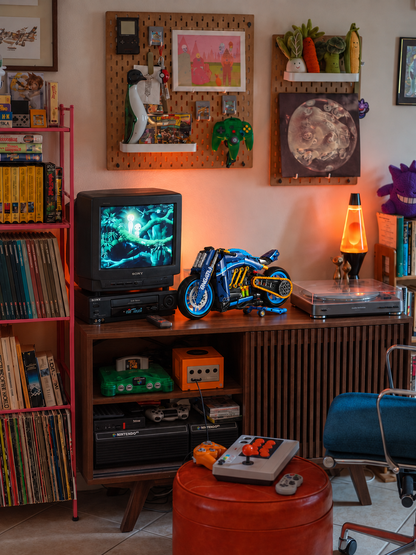 Moto conceito W4 em miniatura em estante retrô
