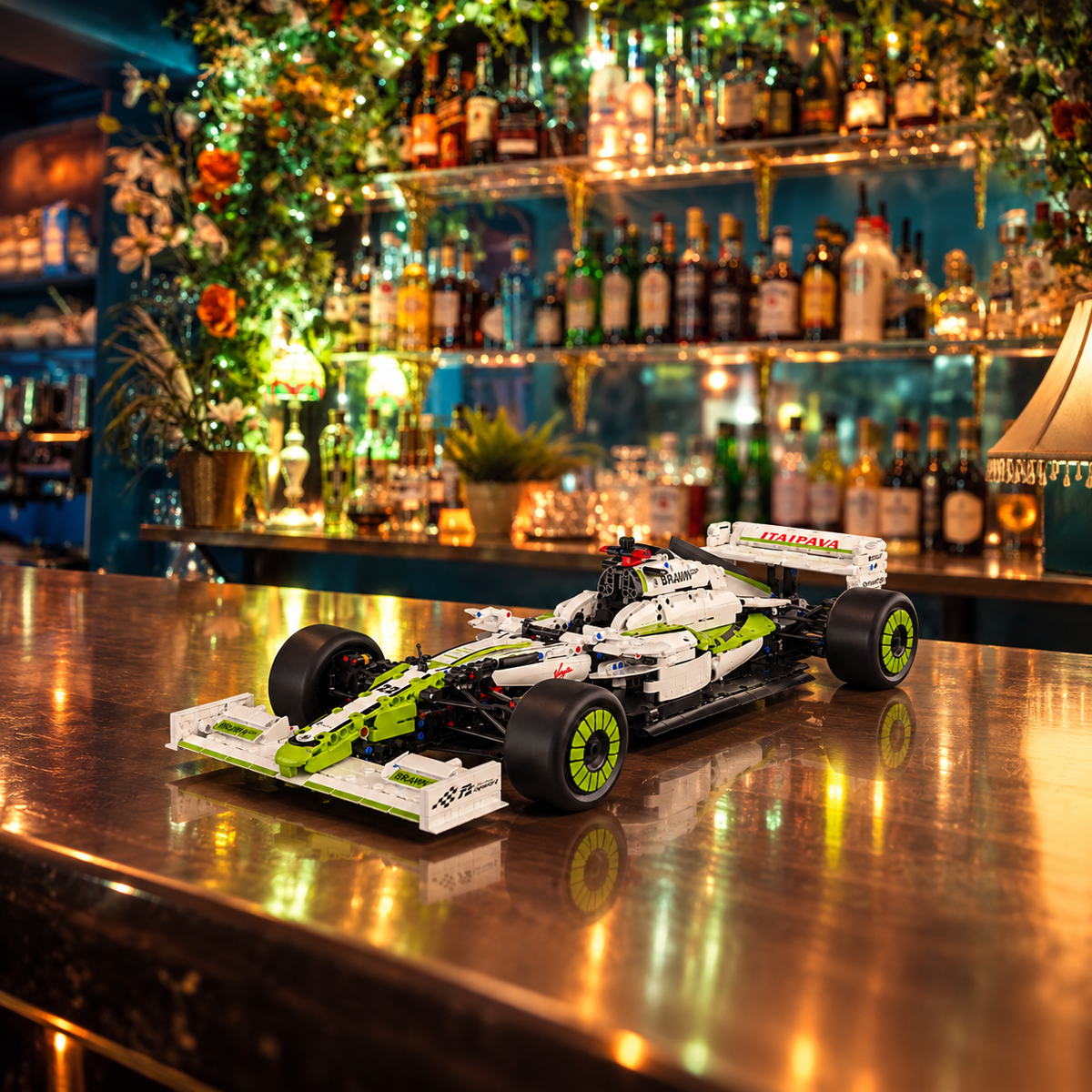 Carro de blocos verde e branco em escala 1:8 sobre balcão de bar com iluminação âmbar