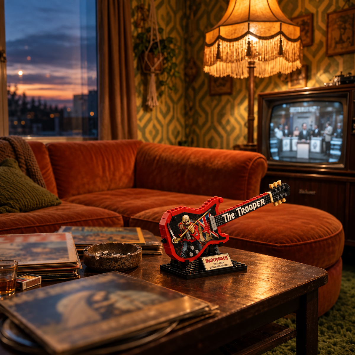 Miniatura da guitarra Iron Maiden The Trooper em uma sala retrô com sofá, discos de vinil e televisão.