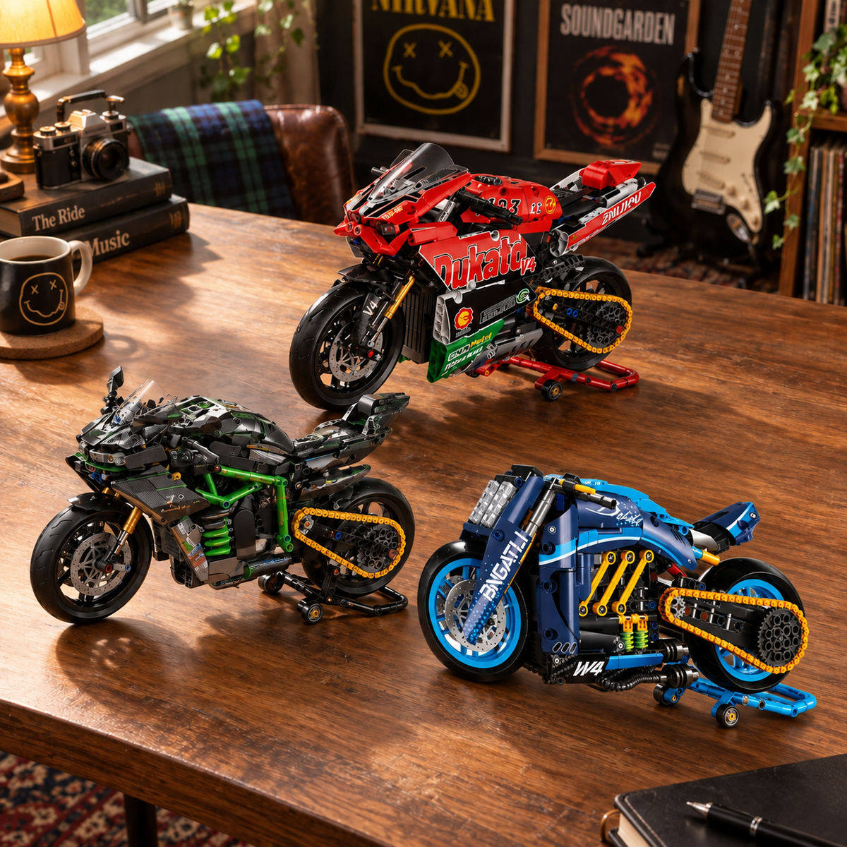 Vista superior das miniaturas Ducati V4, Kawasaki MG03 e moto conceito W4
