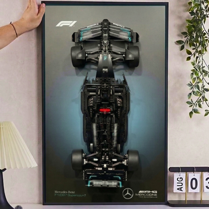 Compre Junto! Miniatura da Fórmula-1 Mercedes AMG W14 + Quadro Fosco