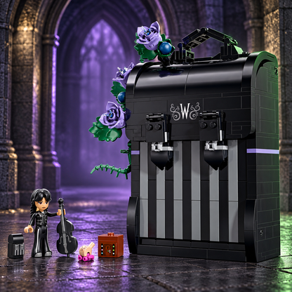 Cena 01: Mochila da Wandinha em um arco gótico com iluminação violeta e reflexos verdes.
