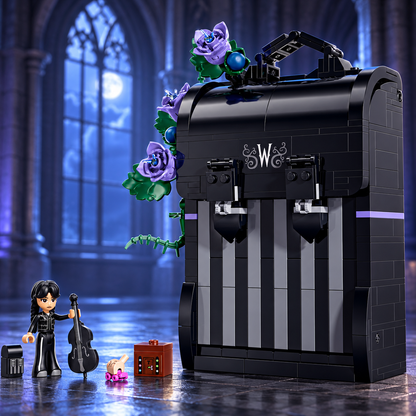 Cena 02: Mochila da Wandinha diante de uma janela gótica noturna com luz azul-violeta.