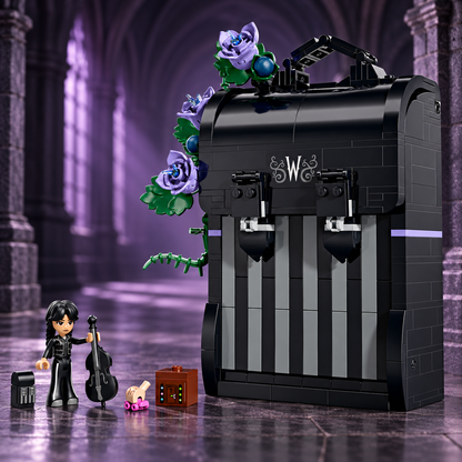 Cena 03: Mochila da Wandinha em um corredor gótico escuro em tons de carvão e ameixa.