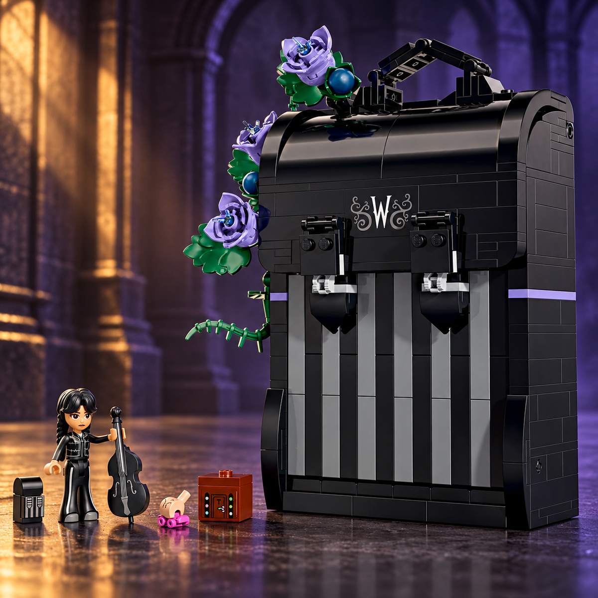 Cena 04: Mochila da Wandinha em um ambiente de pedra escura com iluminação âmbar e violeta.