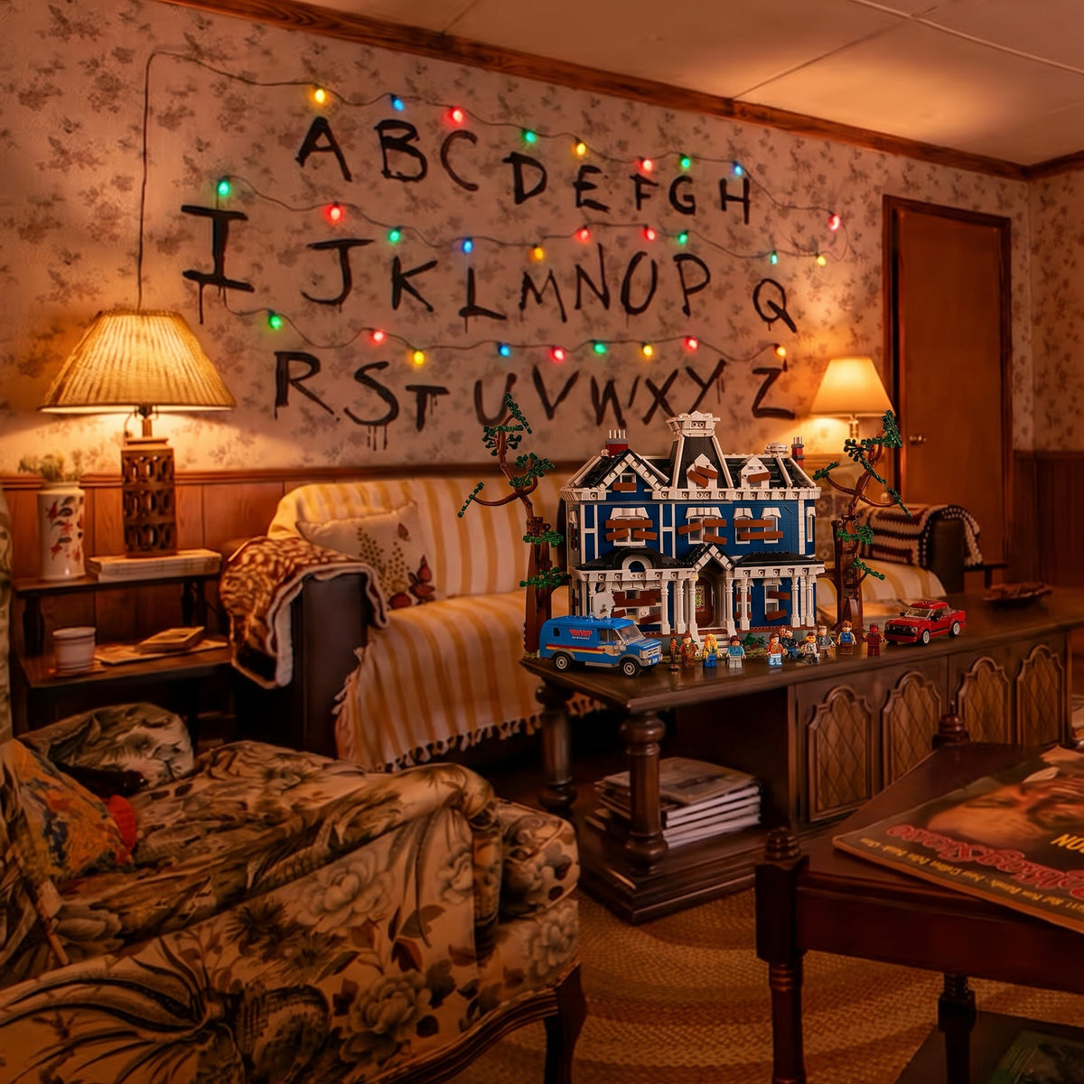 Casa dos Creel de Stranger Things em blocos de montar em sala anos 80 com a parede do alfabeto e pisca-pisca
