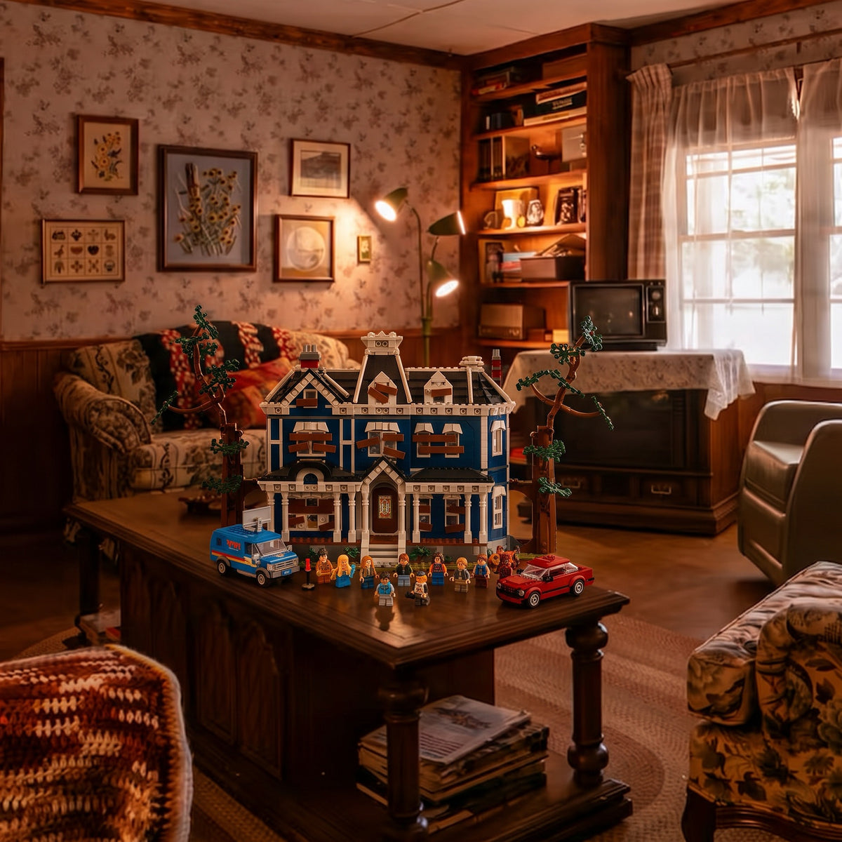 Casa dos Creel de Stranger Things em blocos de montar sobre mesa de centro em sala aconchegante anos 80