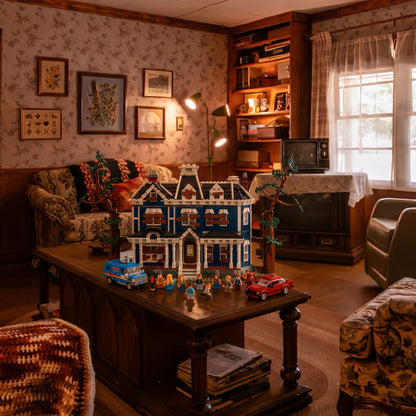 Casa dos Creel de Stranger Things em blocos de montar sobre mesa de centro em sala aconchegante anos 80