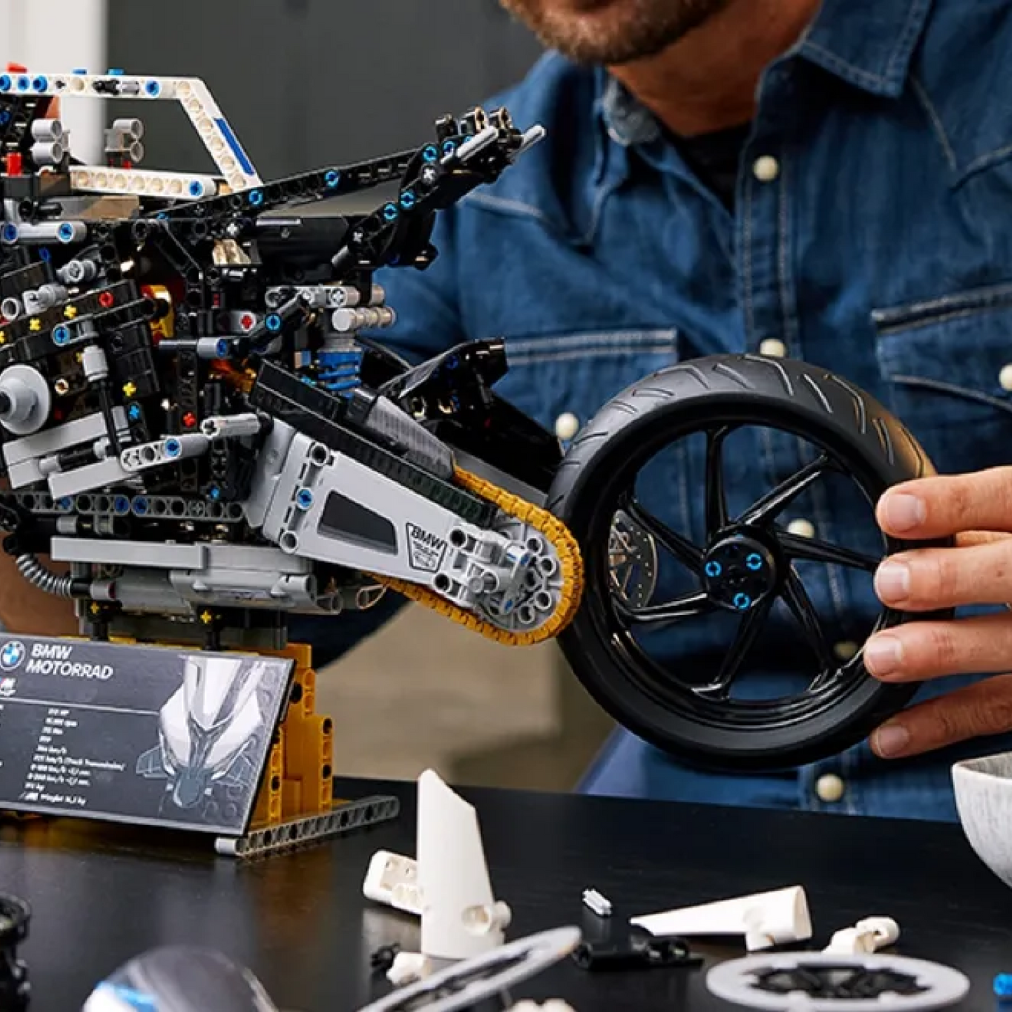 BMW M 1000 RR (1920 peças)