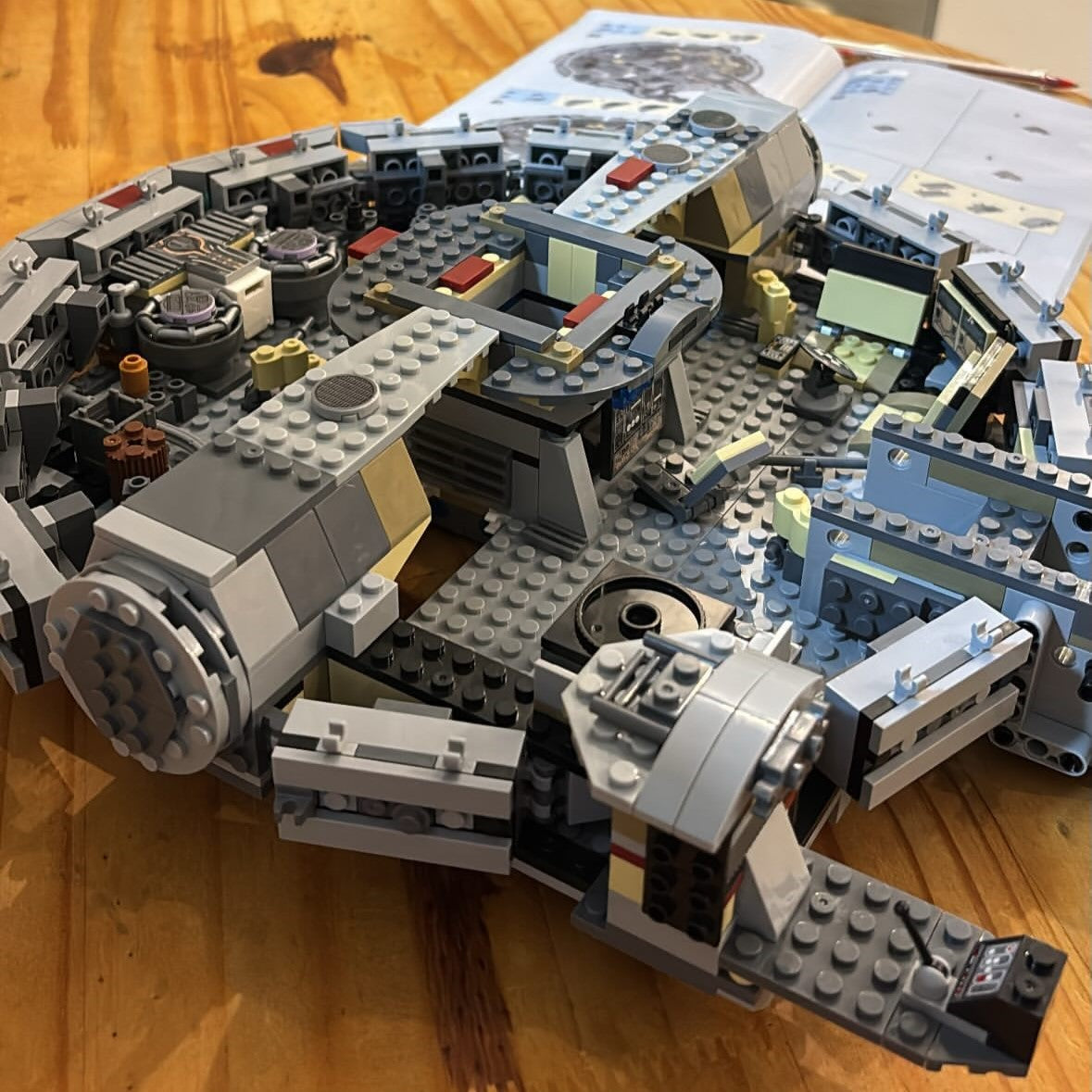 Star Wars - Millennium Falcon (1381 peças)