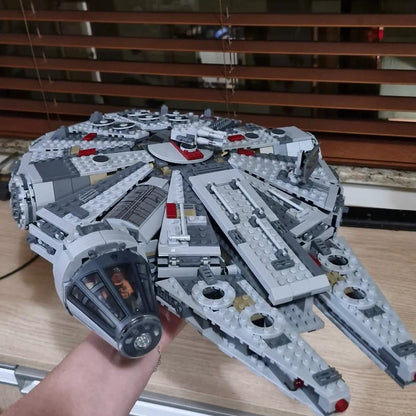 Star Wars - Millennium Falcon (1381 peças)