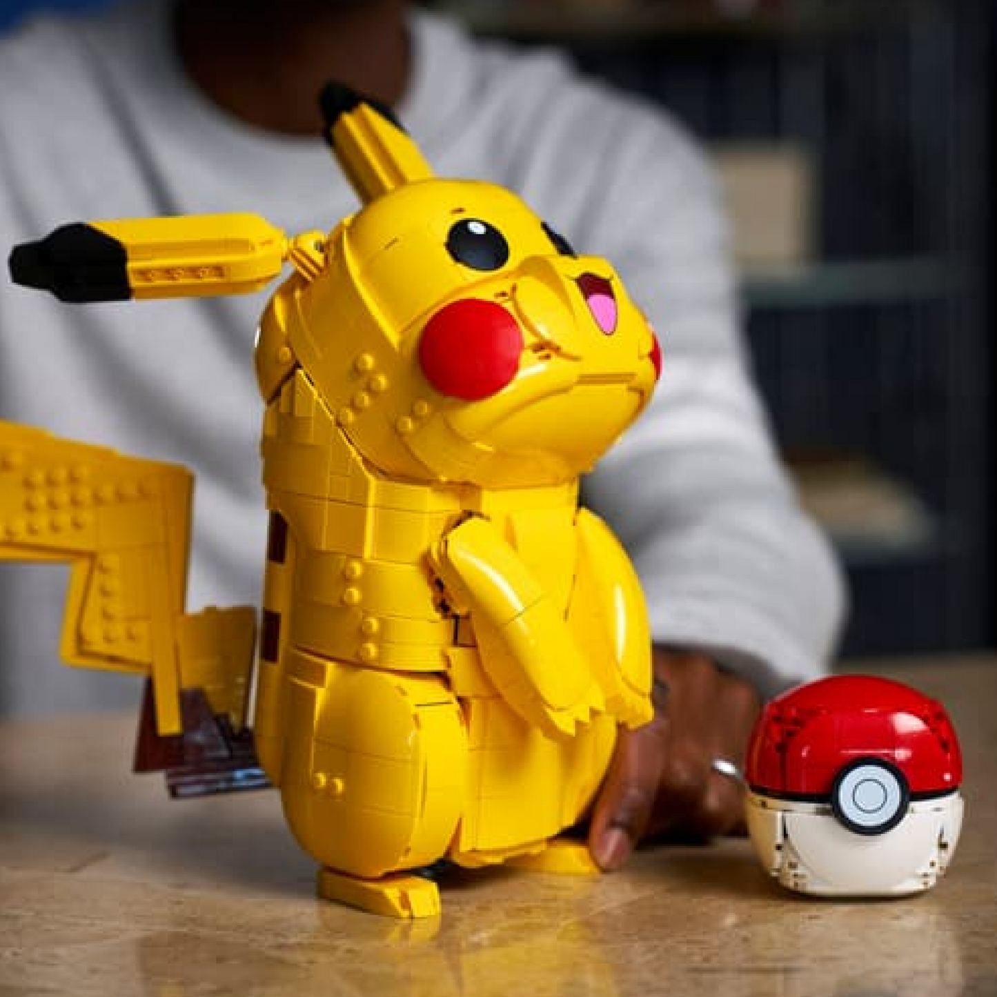 Pokémon - Pikachu e Pokebola (2050 peças)