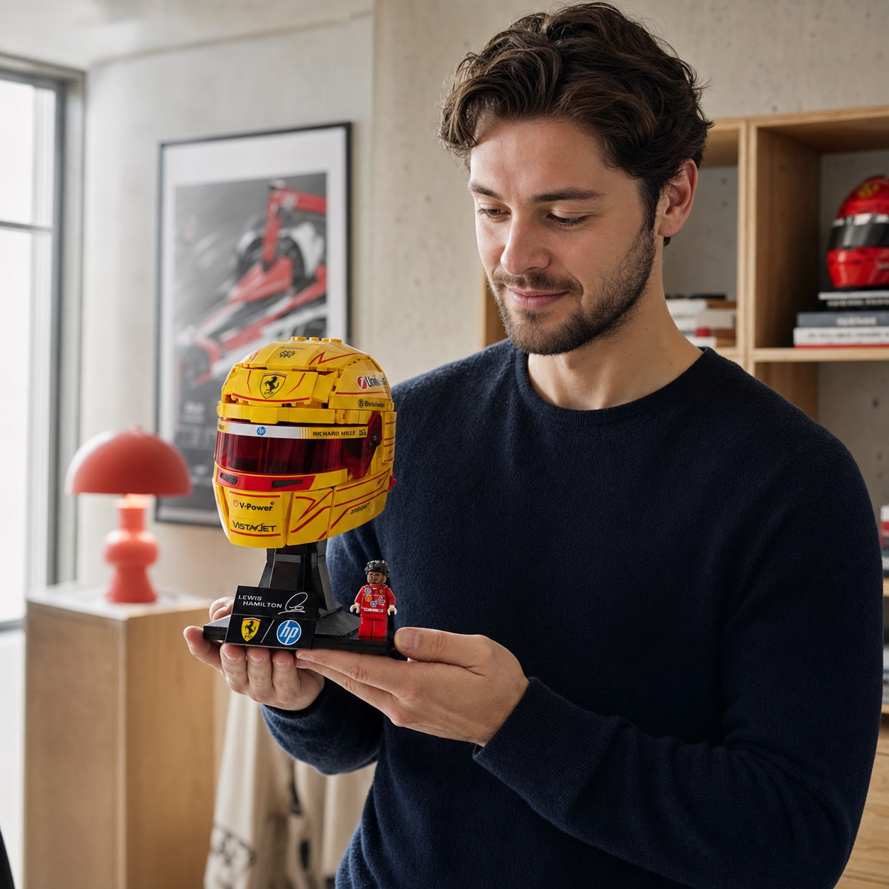 Capacete Ferrari HP - Lewis Hamilton (884 peças) - imagem ambientada 1 - 20260701-193938