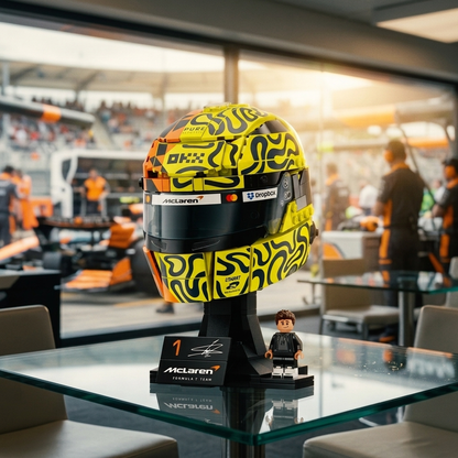 Capacete McLaren Mastercard - Lando Norris (793 peças) - imagem ambientada 3 - 20260702-175049