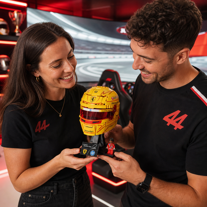 Capacete Ferrari HP - Lewis Hamilton (884 peças) - imagem ambientada 4 - 20260701-193938