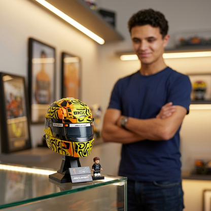 Capacete McLaren Mastercard - Lando Norris (793 peças) - imagem ambientada 7 - 20260702-180303