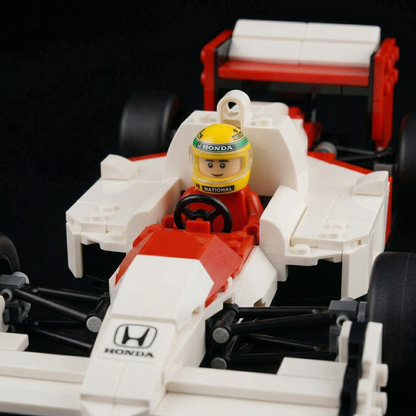 Fórmula 1 - McLaren MP4/4 + Ayrton Senna (693 peças)