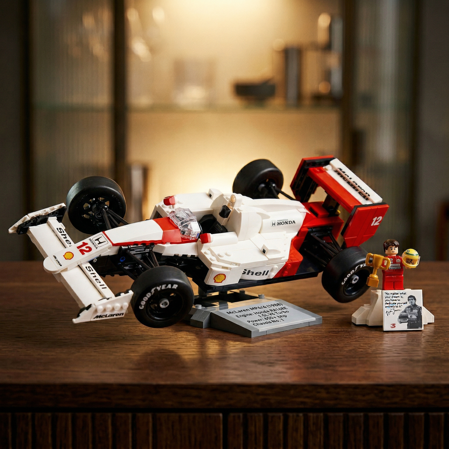 Fórmula 1 - McLaren MP4/4 + Ayrton Senna (693 peças)