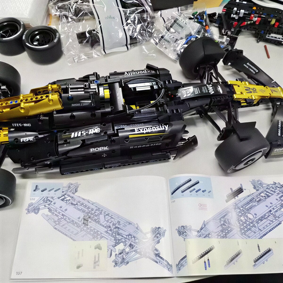 Fórmula 1 - Brad Pitt APXGP (1969 peças)