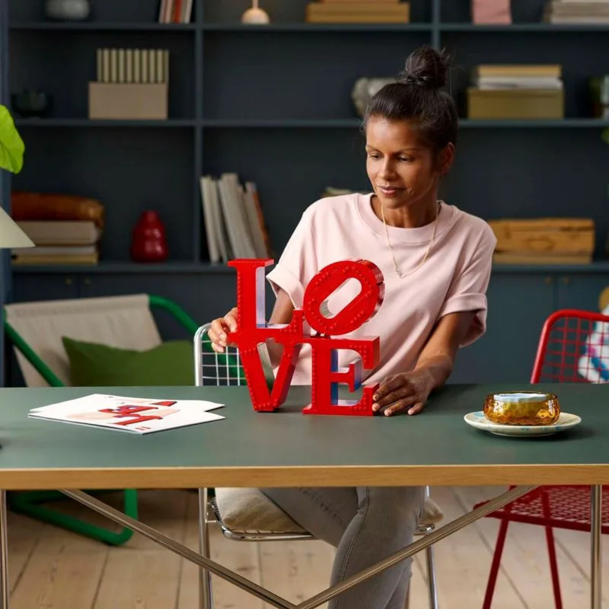 Escultura LOVE (791 peças) - foto estilo de vida ambiente 1