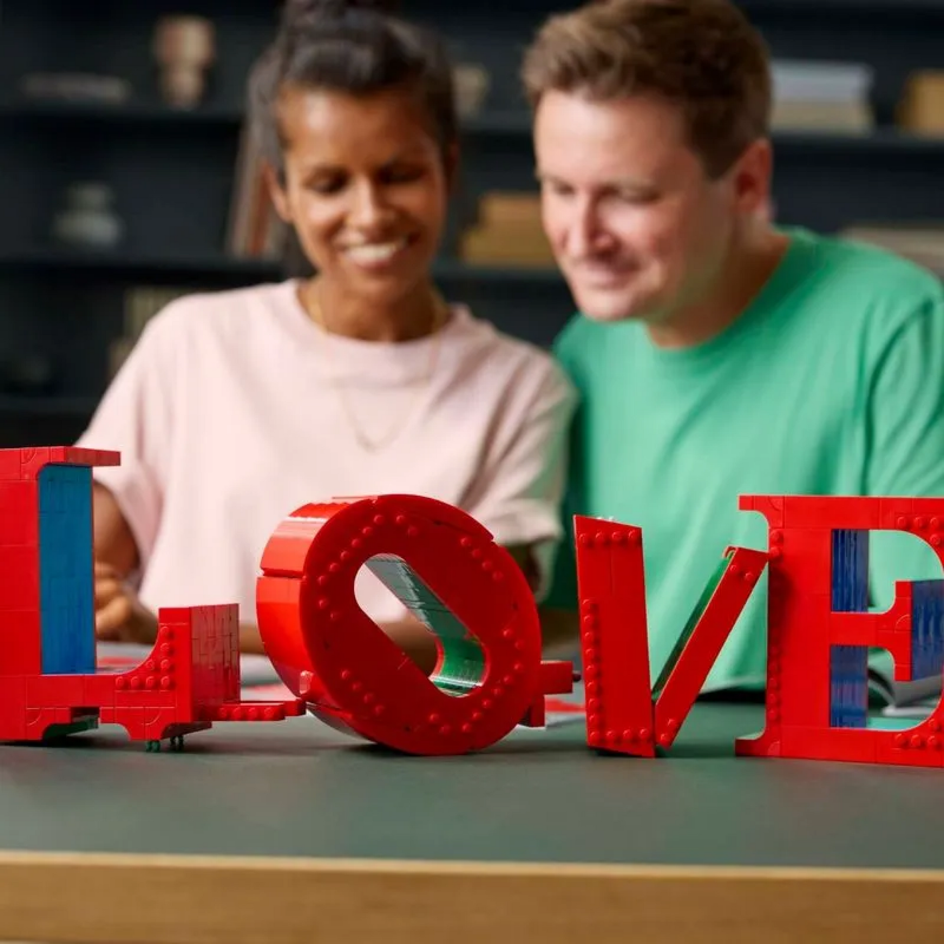 Escultura LOVE (791 peças) - foto estilo de vida ambiente 3