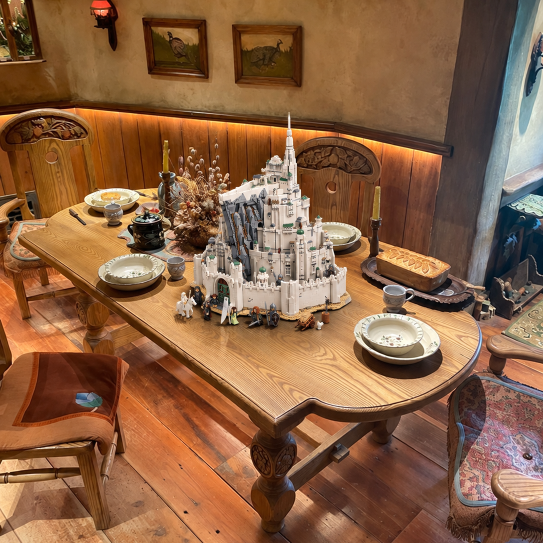 Minas Tirith em miniatura em sala de jantar rústica