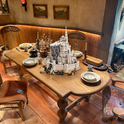Minas Tirith em miniatura em sala de jantar rústica