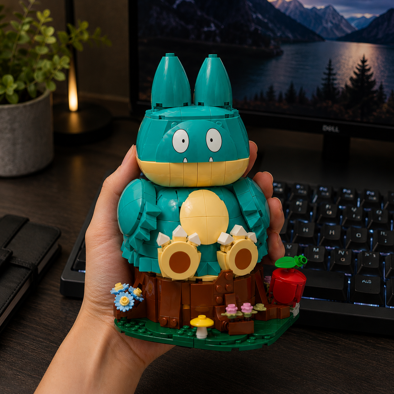 Munchlax em escala nas mãos, com base decorativa
