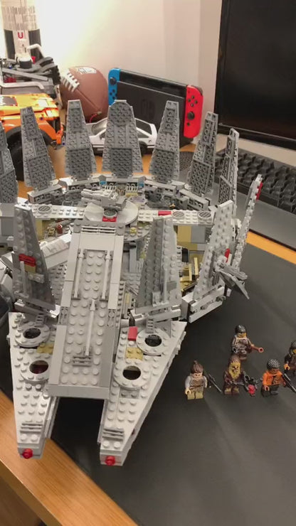 Star Wars - Millennium Falcon (1381 peças)