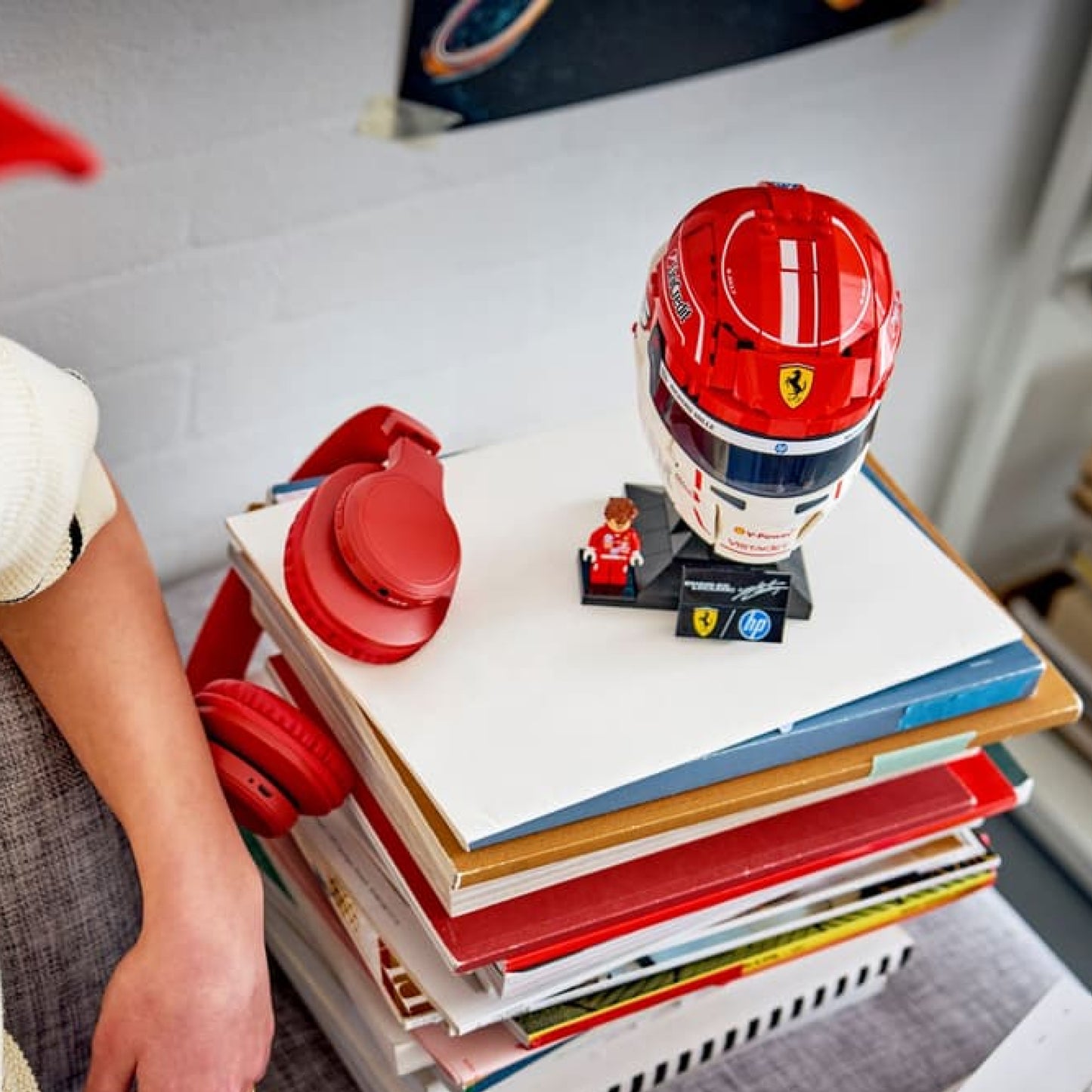 Capacete Ferrari HP - Charles Leclerc (886 peças)