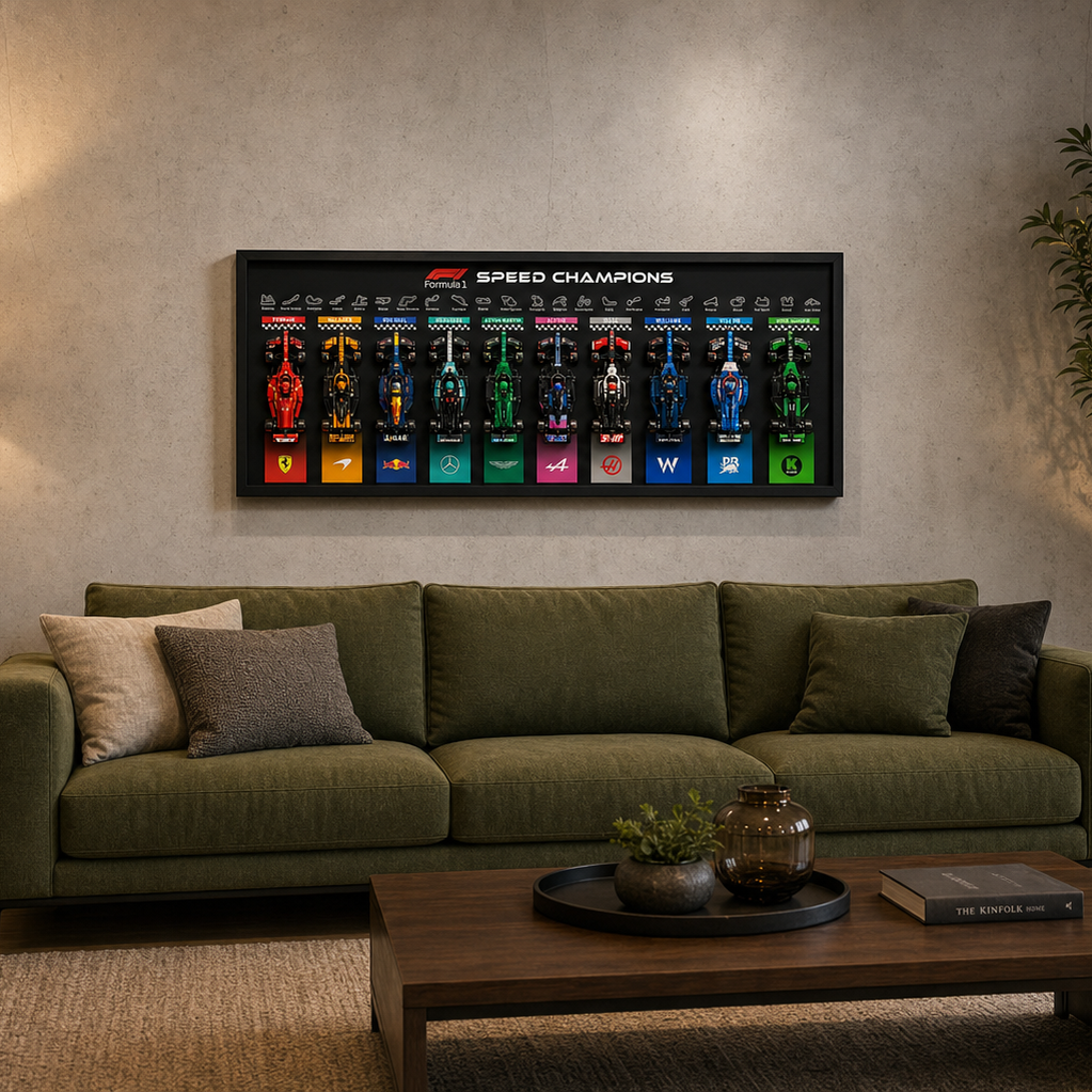 Quadro Speed Champions horizontal 100x40 em sala com sofá verde-musgo